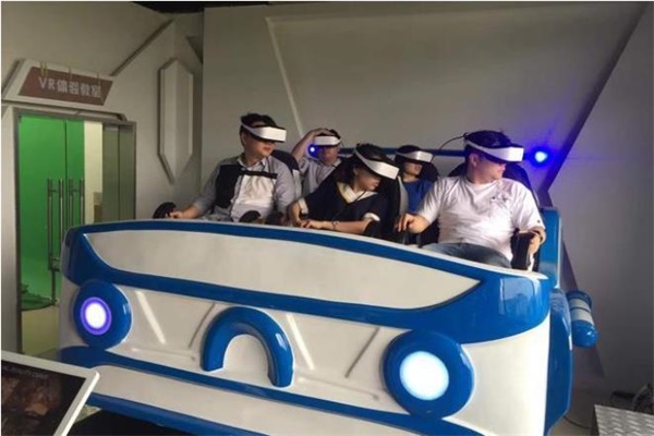 學(xué)校老師在體驗(yàn)vr設(shè)備 學(xué)校老師在體驗(yàn)vr設(shè)備