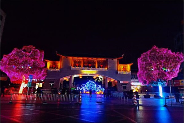 vr主題樂園夜游正門 vr主題樂園夜游正門