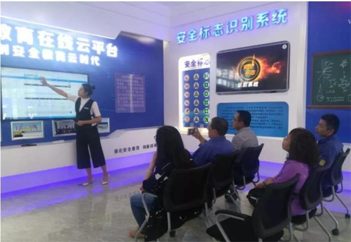 企業員工正在通過云端觀看安全教育視頻 企業員工正在通過云端觀看安全教育視頻