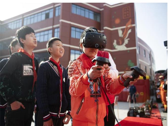 小女孩正在全神貫注的體驗安全教育培訓