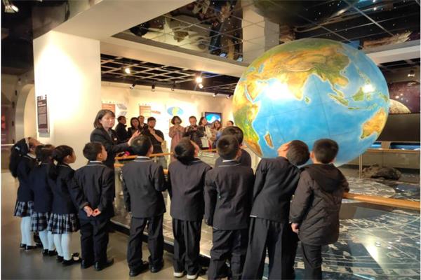 小朋友在學習科普知識